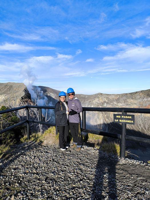 Visitantes en el mirador del cráter del volcán Turrialba