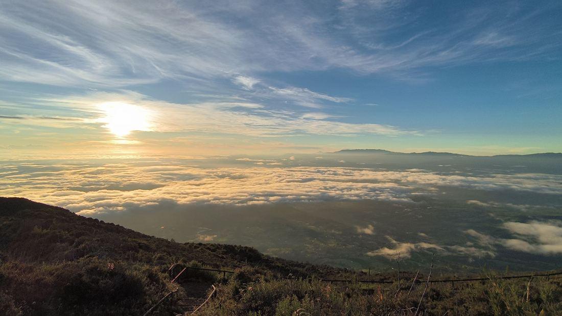 Amanecer sobre un mar de nubes desde el volcán Turrialba