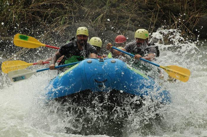 Balsa entrando a un rápido con mucha espuma