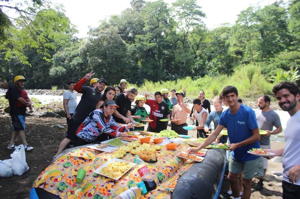Almuerzo típico servido a la orilla del río durante un tour