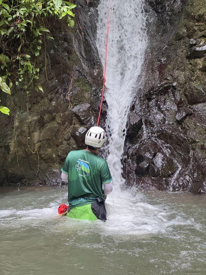 Guía descendiendo en rapel por una catarata