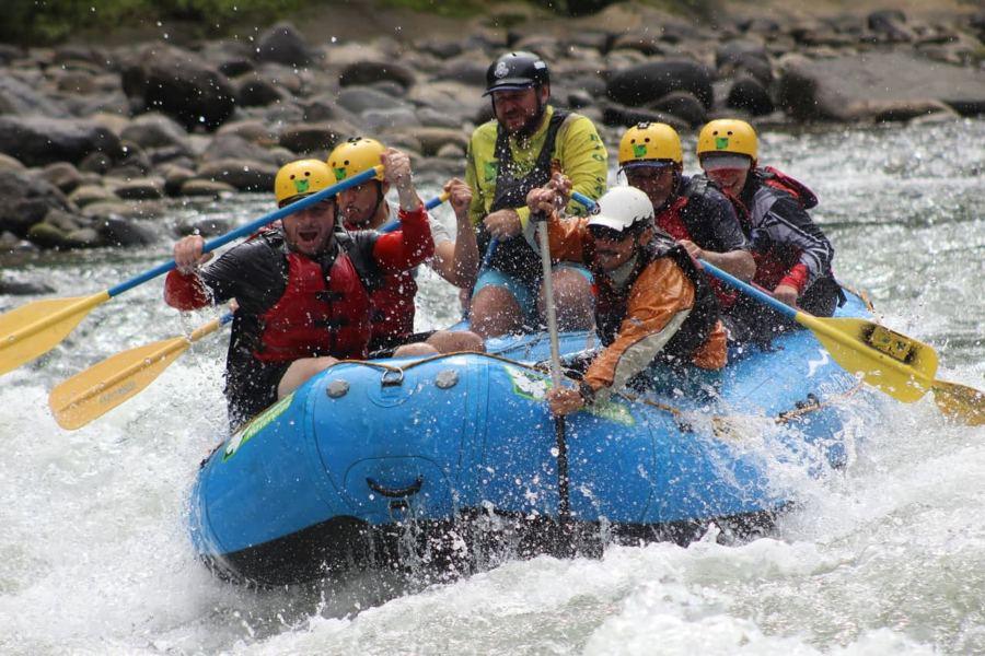 Balsa en los rápidos del río Pacuare